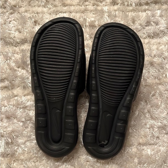 Black Nike slippers - Picture 2 of 2